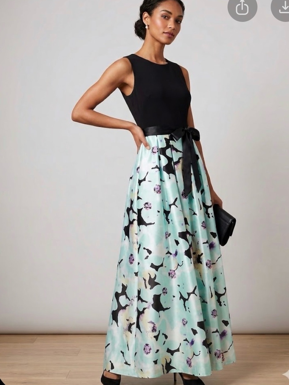 Betzy & Adam
box pleated gown size 8